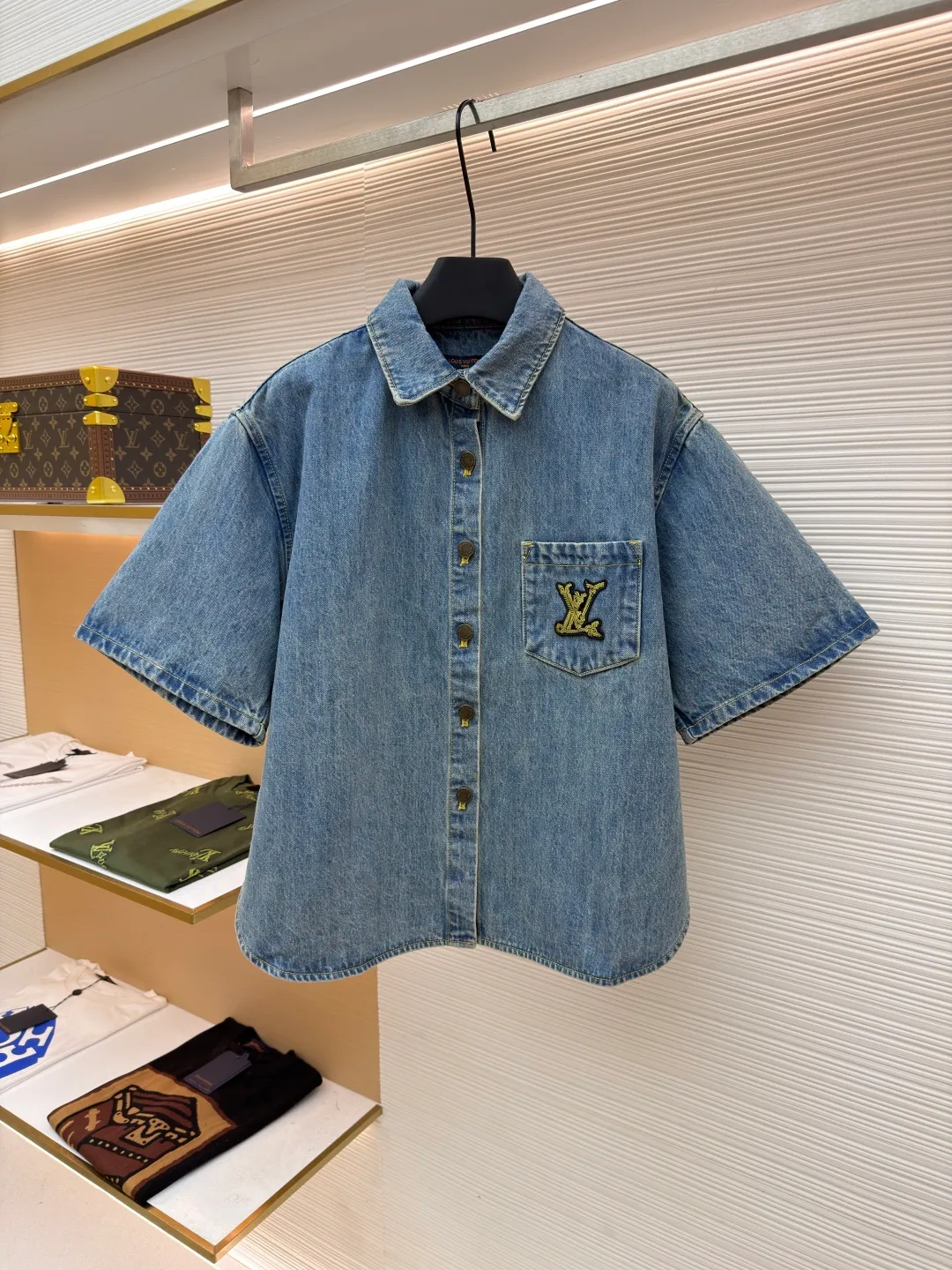 LOUIS VUITTON rope embroidered denim jacket ●Authentic product: purchased and developed for 10999 ●Item number: 1680835-A95 ●Fabric: denim fabric ●Technology: embroidery production ●Version: fitted version ●Weight: about 585 grams ●Size: 34-36-38 ●Description: The fabric is made of YB customized denim fabric, with straw rope embroidery design on the chest. The overall alignment is straight and delicate, the fabric is comfortable and soft, and the color is consistent without color difference. It can be matched with the same style to create a fashionable look and control various occasions. Customized accessories, complete with three standards, same style for men and women!